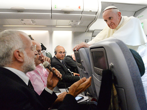 Papst Franziskus spricht mit Journalisten im Flugzeug nach Brasilien