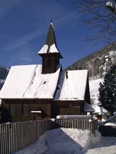 Evangelische Kirche Bad Kleinkirchheim außen im Schnee