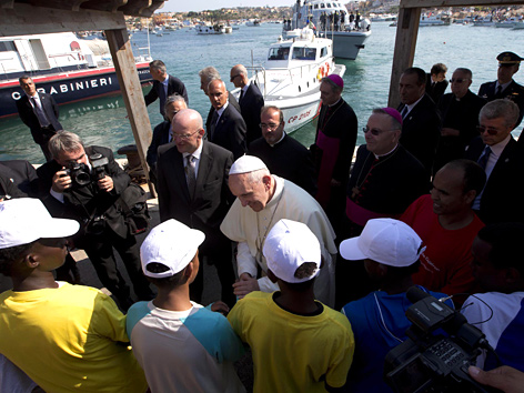 Papst Franziskus besucht die Flüchtlingsinsel Lampedusa