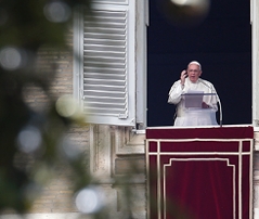 Papst Franziskus beim Angelusgebet. Am Petersplatz steht ein Christbaum.