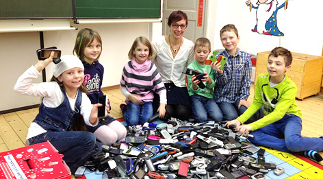 Die Schüler der Volksschule Ochsengarten mit ihren gesammelten Handys.