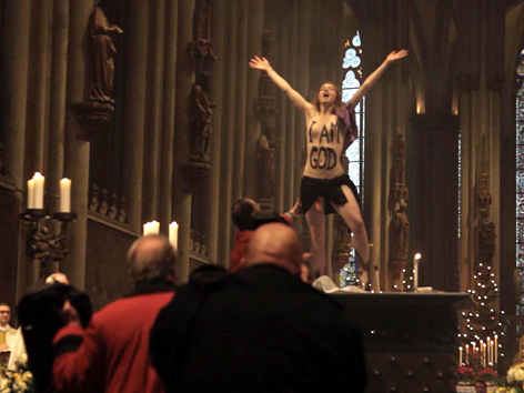 Femen-Aktivistin protestiert nackt im Kölner Dom