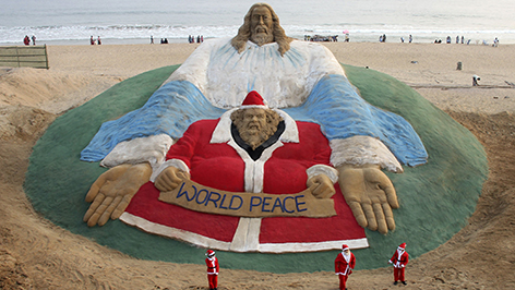Sandskulptur von Jesus Christus und Santa Claus an der Ostküste von Indien im Bundesstaat Odisha.
