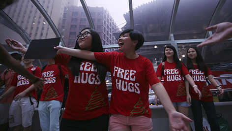 Jugendliche verteilen zu Weihnachten "free hugs"
