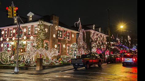 Weihnachtlich erleuchtetes Haus in Brooklyn