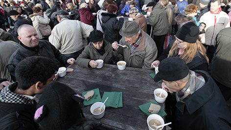 Fischsuppe für Arme und Obdachlose in Prag. Seit Jahren gibt es nun schon diese Tradition am Heiligen Abend  in der Tschechischen Republik.