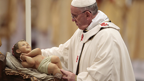 Papst Franziskus hat am Dienstagabend im Petersdom den ersten Weihnachtsgottesdienst seines Pontifikats geleitet.