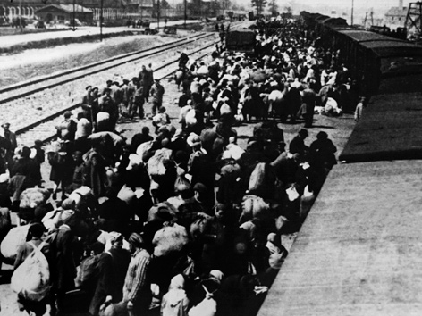 Häftlingstransport aus Ungarn trifft im Frühjahr 1945 im Lager Auschwitz ein