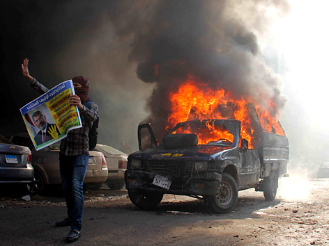 Brennendes Auto in Kairo, Ausschreitungen