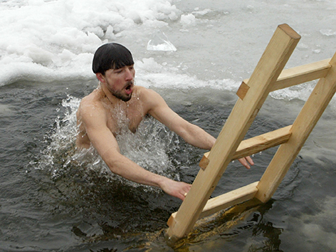 Eisbad eines russisch-orthodoxen Christen anlässlich zur Taufe Jesu