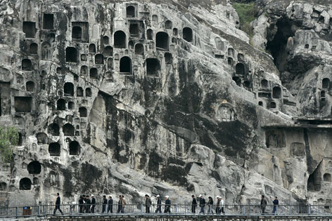 Felsen mit vielen grottenartigen Öffnungen