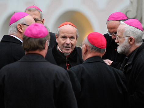Kardinal Christoph Schönborn umringt von Bischöfen
