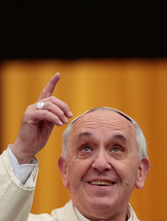 Papst deutet mit Zeigefinger nach oben