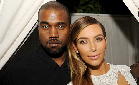 Kanye West und Kim Kardashian lächeln