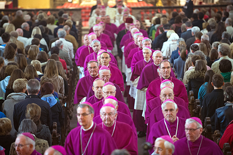 Bischöfe gehen durch Menschenmenge