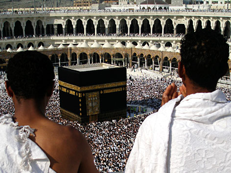Zwei Pilger vor der Kaaba während der Hadsch