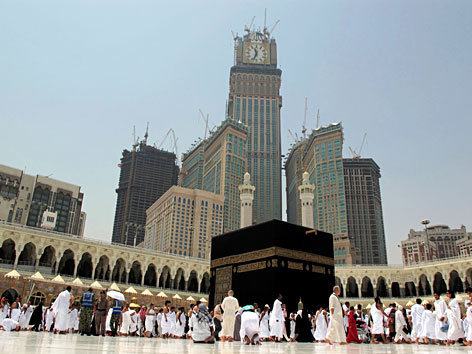 Die Kaaba vor den Wolkenkratzern von Mekka