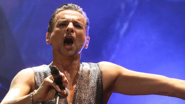 Depeche Mode Sänger Dave Gahan schreit auf der Bühne.