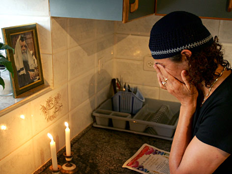 Eine orthodoxe Jüdin vor den Schabbatkerzen