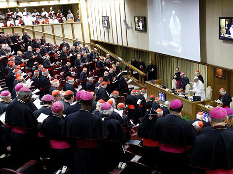 Kardinäle und Papst bei Konsistorium