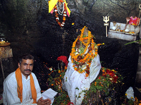 Shiva-Anhänger im Linga-Heiligtum Shiv Khori