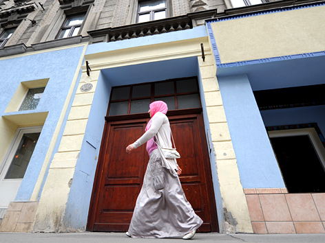 Junge Muslima geht an Moschee in Wien-Favoriten vorbei