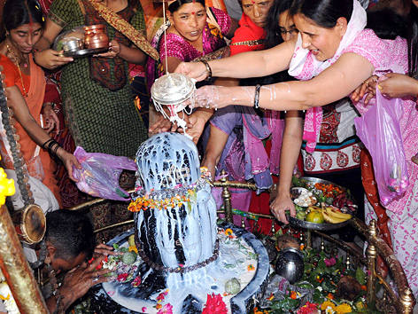 Mahashivratri-Fest: Ein Shiva-Linga wird mit Milch übergossen (Bhopal, Indien)