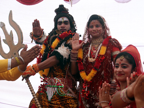 Shiva-Anhänger verkleidet als Gott Shiva und Göttin Parvati