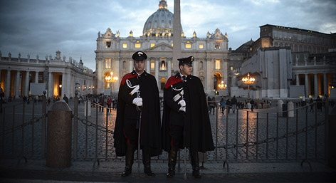 Carabinieri vor dem Petersdom.