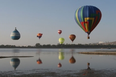 Heißluftballons fliegen über den Palote-Damm