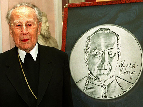 Kardinal Franz König im Jahr 2000 neben der "Kardinal-König-Medaille"