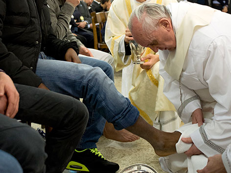 Papst Franziskus wäscht Gefangenen die Füße