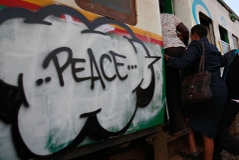Pendlerzug mit einem Peace-Graffito