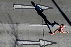 Marathonläufer wirft einen Schatten