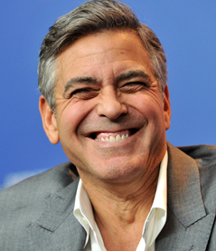George Clooney grinst