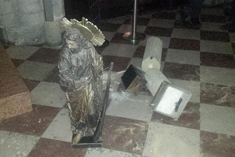 Ein Bild der heruntergworfenen  Statue des Heiligen Judas Thaddäus im Staphansdom