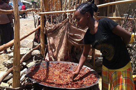 Äthiopien: Eine Frau prüft getrocknetes Berbere, ein Gewürz auf Chili-Basis