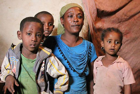 Äthiopien 2014: Eine Frau sitzt, um sie stehen drei ihrer Kinder