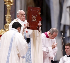 Papst Franziskus zelebriert die Neujahrsmesse im Petersdom