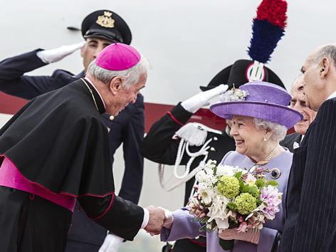 Queen Elizabeth II. wird auf dem Flughafen von Kardinal Francesco Canalini begrüßt