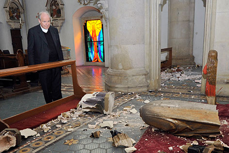 Kardinal Christoph Schönborn vor hinunter geworfenen Statuen und Scherben in der Lazaristenkirche