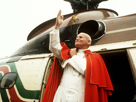Johannes Paul II. steigt im Juni 1984 aus einem Hubschrauber