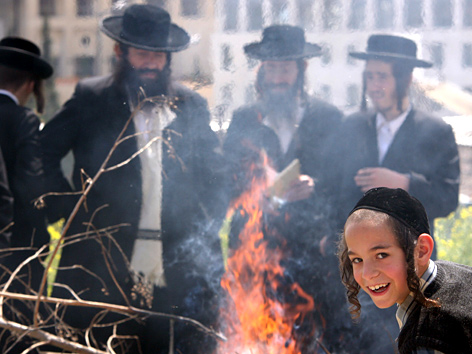 Orthodoxe Juden in Jerusalem verbrennen zu Pessach Reste von gesäuerten Lebensmitteln