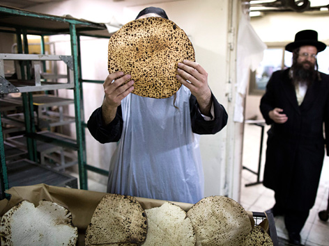Orthodoxer jüdischer Mann bei der Herstellung von Matzen