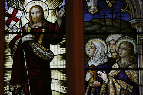 Kirchenfenster-Darstellung der Auferstehung: Jesus mit begeisterten Frauen