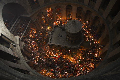 Innenraum der Grabeskirche von oben. Tausende Lichter rund um Kapelle mit Grab Christi.