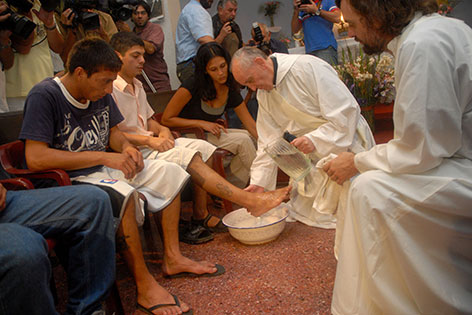 Papst Franziskus bei der Fußwaschung von jugendlichen Häftlingen 2013