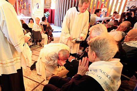 Papst Franziskus bei der Fußwaschung von kranken und behinderten Menschen in einem Therapiezentrum in Rom