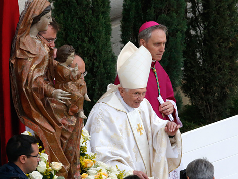 Benedikt XVI. nimmt an der Heiligsprechung zweier Päpste teil