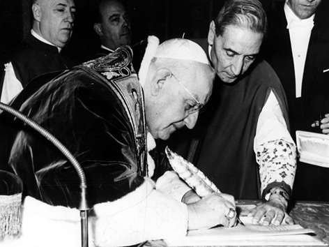 Johannes XXIII. unterschreibt ein Dokument